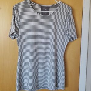 VOGO Athletica, NWOT - Cute athletic top - size L